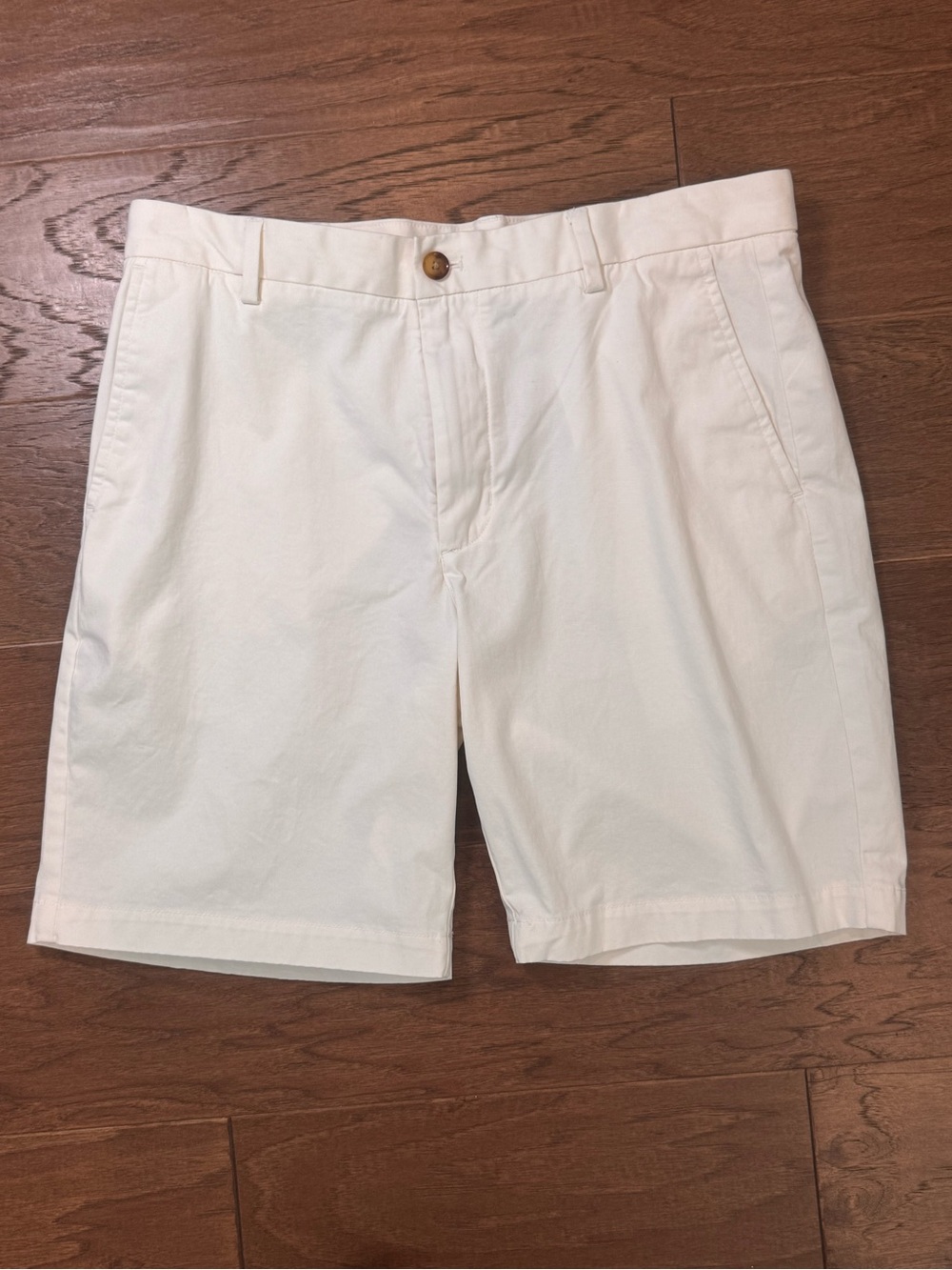 Vineyard Vines Men's White Flat-Front Chino 9” Shorts